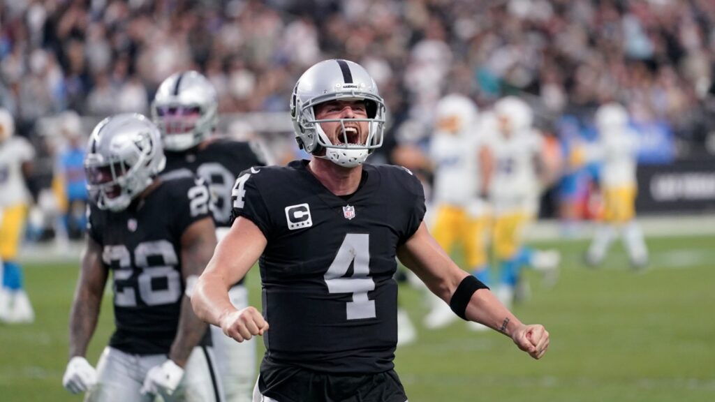 Der ehemalige Raiders Quarterback Derek Carr ist auf der Suche nach einem neuen Team. © AP Photos